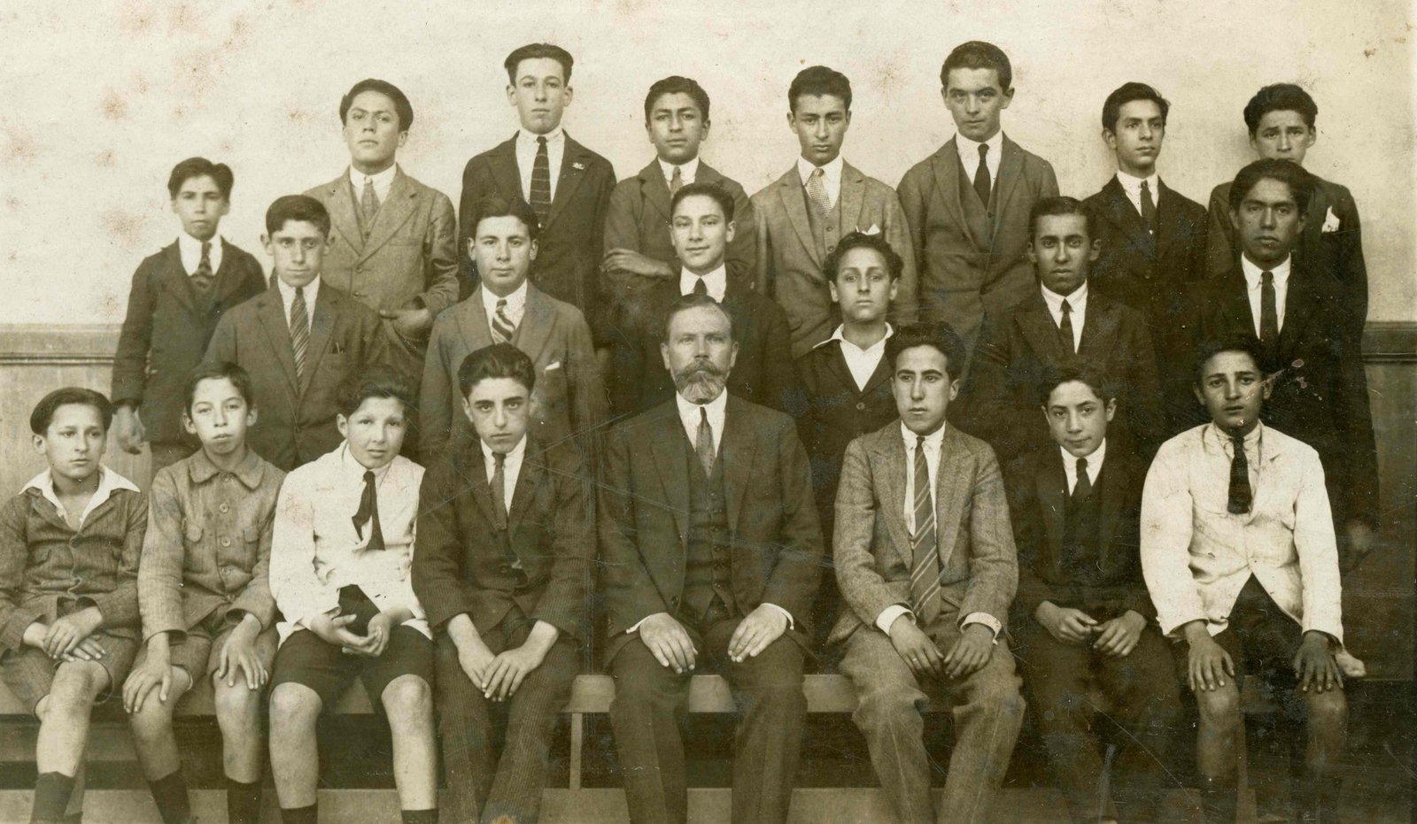 Es fundado el primer liceo de la provincia